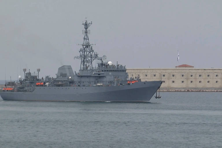 O navio de espionagem russo Ivan Khurs, supostamente atacado por drones, volta a salvo a Sebastopol na semana passada