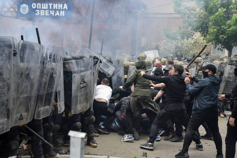 Forças da Otan enfrentam manifestantes sérvios em Zvecan, norte de Kosovo, na segunda (29)