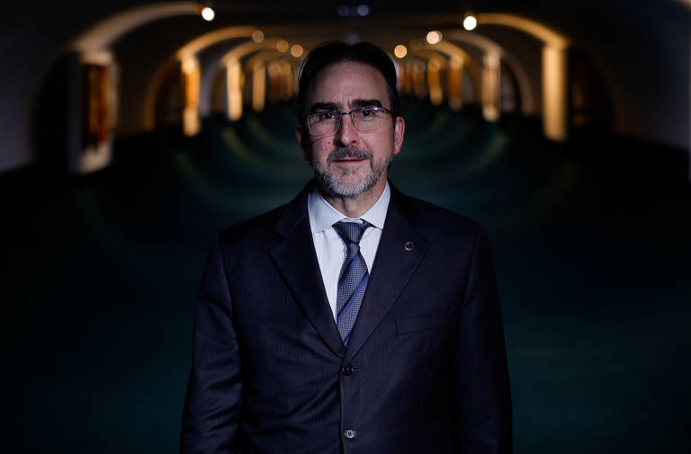 A nova proposta tem como base um texto (PEC 45) que tramita no Congresso desde 2019 e segue o sistema defendido pelo secretário extraordinário da Reforma Tributária do Ministério da Fazenda, Bernard Appy. Os novos impostos que serão criados seguem o modelo de IVA (Imposto sobre Valor Agregado) presente em mais de 170 países, inclusive na Europa