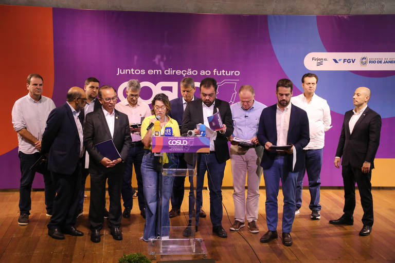 Os novos tributos seguem o princípio do destino: o imposto é pago por quem compra e a arrecadação pertence ao local onde o produto é consumido e não ao local onde é produzido. Na imagem, governadores fazem leitura de carta que pede mudanças tributárias