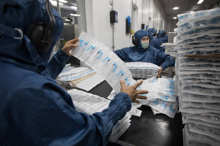 Entre as exceções previstas estão a adesão opcional ao novo sistema pelas empresas do Simples Nacional, manutenção da Zona Franca de Manaus, programas de devolução do imposto para famílias mais pobres e não-incidência dos novos tributos em compras governamentais. Na imagem, produção de seringas na Zona Franca de Manaus