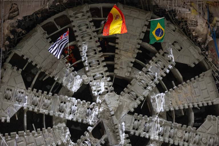 Tuneladora, máquina que perfura os túneis do metrô, chamada de "tatuzão" chega à estação Sesc Pompeia da linha-6 Laranja