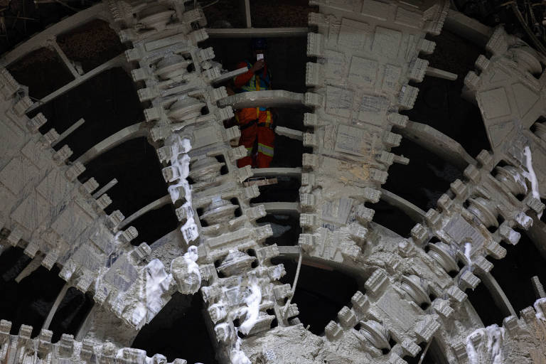 "Tatuzão" tem 10 metros de diâmetro, 109 metros de extensão e pesa duas toneladas