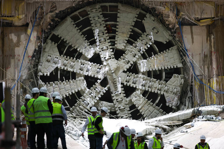 Para operar o "tatuzão", são necessárias aproximadamente 50 pessoas, divididas em três turnos de trabalho