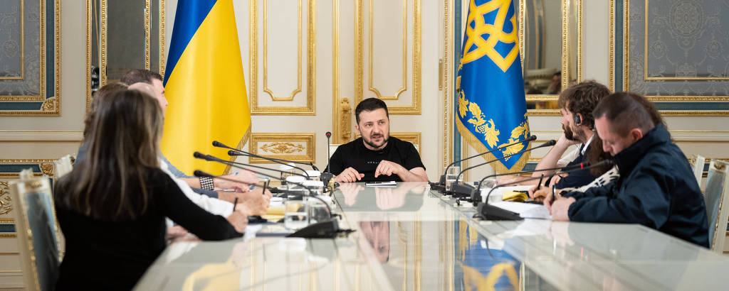 O presidente da Ucrânia, Volodimir Zelenski, concede entrevista a veículos de impresa da América Latina, no palácio presidencial, em Kiev