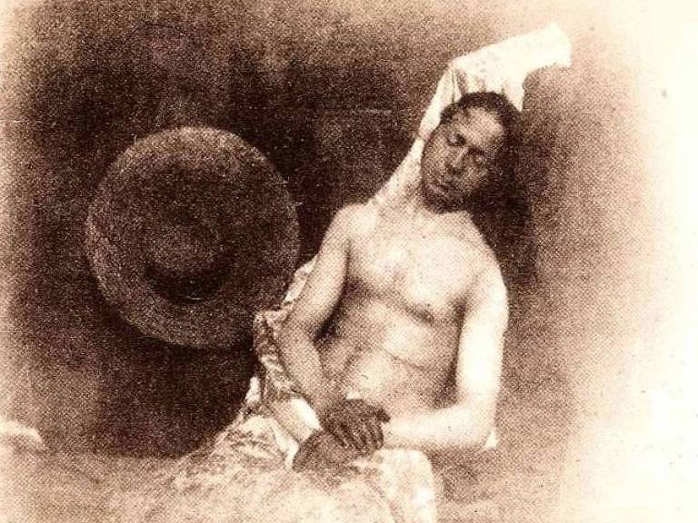 Reprodução da fotografia de Hippolyte Bayard, mostrando um homem afogado