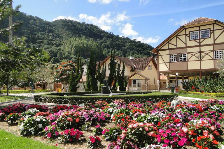 Praça Dr. Arthur Gerhardt, no centro de Domingos Martins (ES), que recebeu imigrantes alemães e italianos
