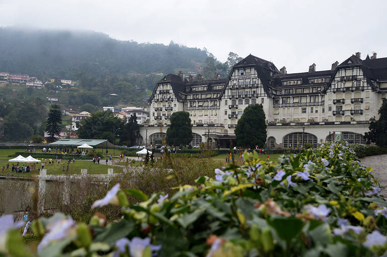 Palácio Quitandinha, em Petrópolis; construído para ser o primeiro cassino hotel da América do Sul, prédio hoje abriga uma filial do Sesc e do seu famoso Festival de Inverno, um dos principais eventos da cidade serrana