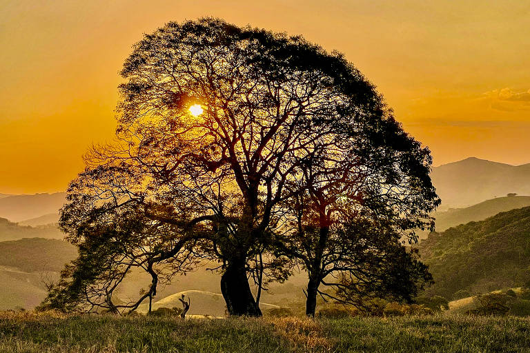 Pôr do sol no bairro de Itacurussá, a 10 km do centro de Cunha, situada a cerca de mil metros de altitude no Vale do Paraíba, em São Paulo