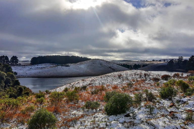 Amanhecer em São Francisco de Paula (RS) em julho de 2021; no inverno, é comum a cidade amanhecer coberta pela geada da madrugada