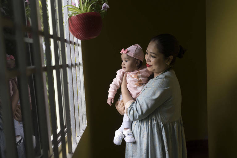 A funcionária pública Arpana Chettri, 40, com a filha de seis meses em sua casa em Gangtok, capital de Sikkim