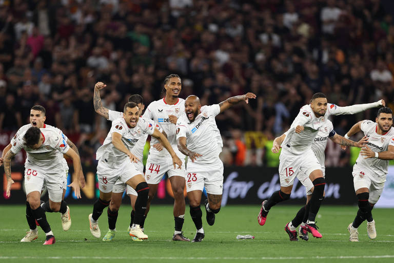 Jogadores do Sevilla vibram após vitória sobre a Roma