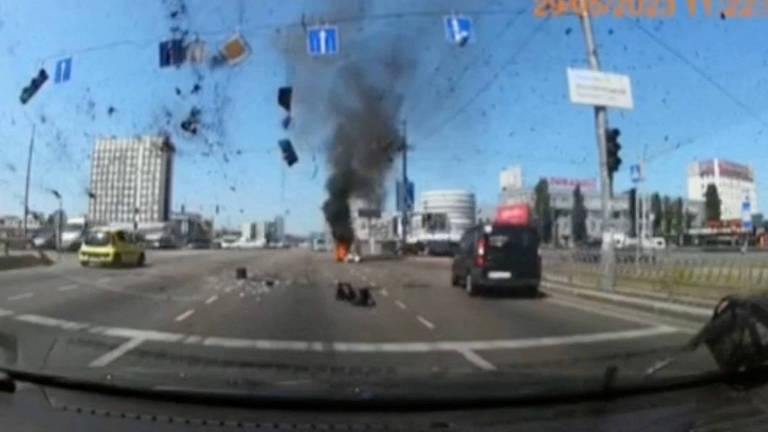 Coluna de fumaça em estrada de Kiev após ataque na última segunda (29)