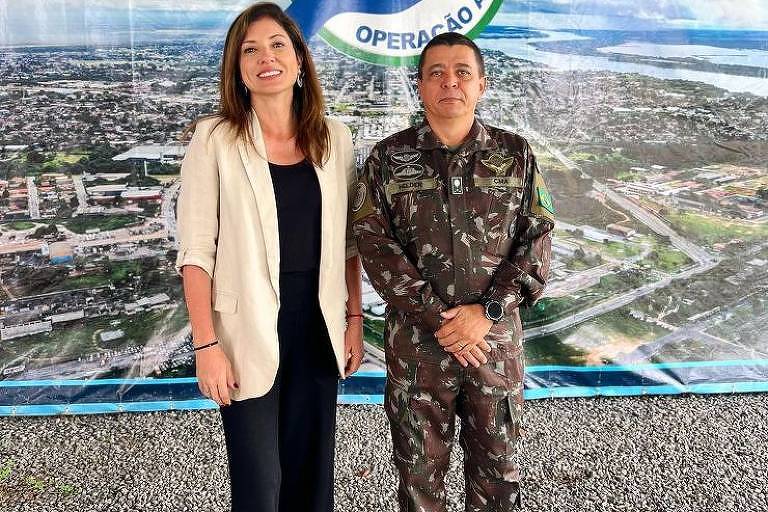 A presidente da Casa Venezuela, Blanca Montilla, ao lado do general Helder de Freitas, que comanda a Operação Acolhida