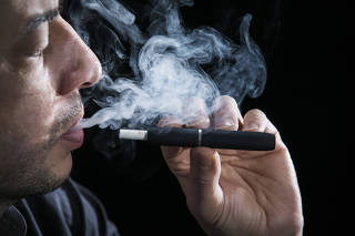 Jornalista Ivan Finotti (da FOLHA) testa novo aparelho de cigarro eletronico (da marca IQOS) que promete reducao de danos para a saude de fumantes