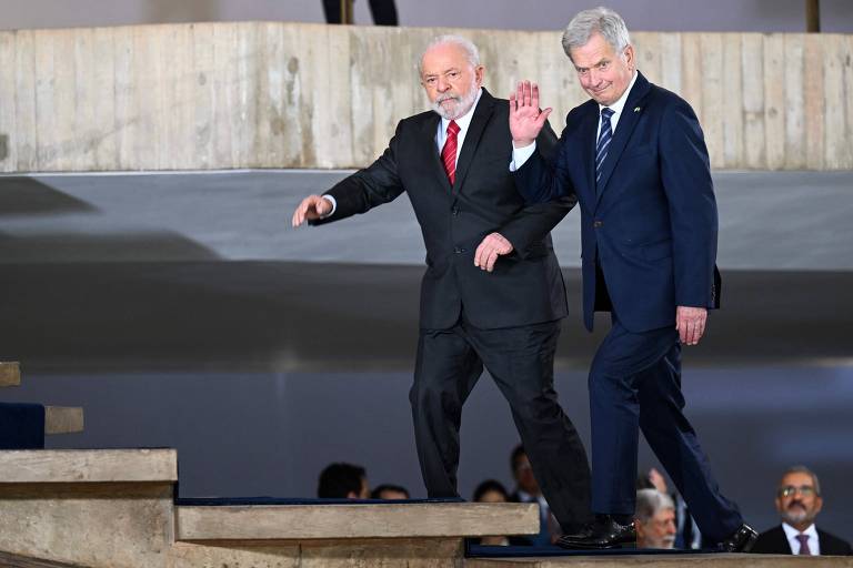 Os presidentes Luiz Inácio Lula da Silva e Sauli Niinisto, da Finlândia, acenam para a imprensa antes de reunião no Palácio do Itamaraty, em Brasília