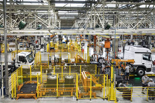 Balanco da industria automotiva em 2020. Funcionarios trabalham na linha de montagem   de caminhoes 4.0 na fabrica da Mercedes em Sao Bernardo
