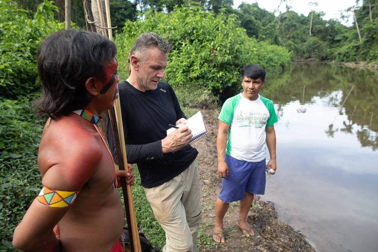 Jornalista Dom Phillips entrevista indígenas em Roraima; ele finalizou apenas metade do livro sobre a preservação da floresta amazônica antes de ser morto