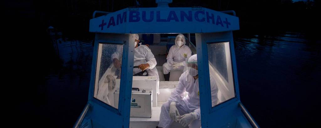 Profissionais de saúde da cidade de Megaço, no Pará, em ambulancha, durante a pandemia de Covid 
