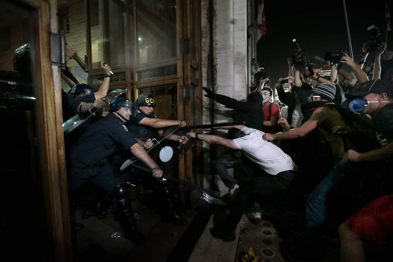 Manifestantes tentam invadir a Prefeitura de São Paulo durante protesto em 18 de junho de 2013