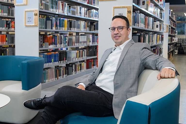 Guilherme Martins, sentado em um sofá, é o novo presidente do Insper