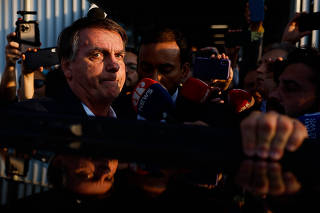 O ex-presidente Jair Bolsonaro (PL) fala com jornalistas após realizar visita ao Senado