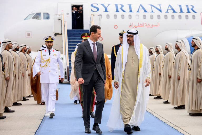 O presidente da Síria, Bashar al-Assad (de terno) se encontra com o presidente dos Emirados Árabes Unidos, o xeque Mohamed bin Zayed Al Nahyan, em Abu Dhabi