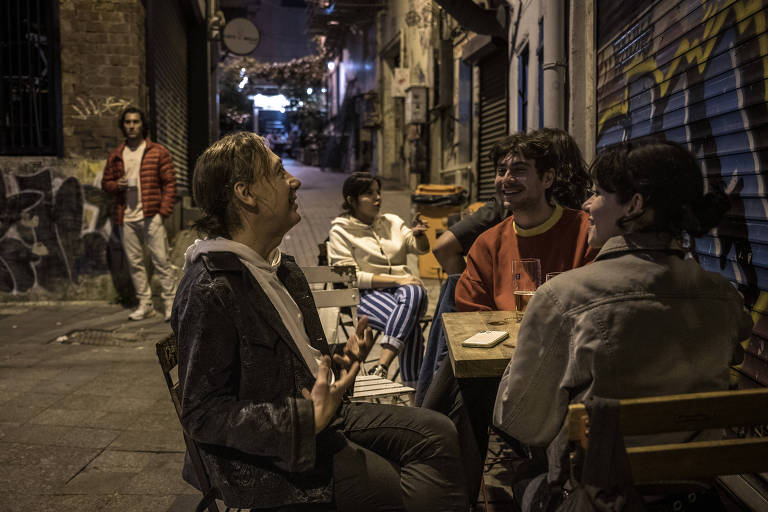 Amigos conversam no Ziba, bar frequentado por pessoas LGBTQIA+ em Istambul