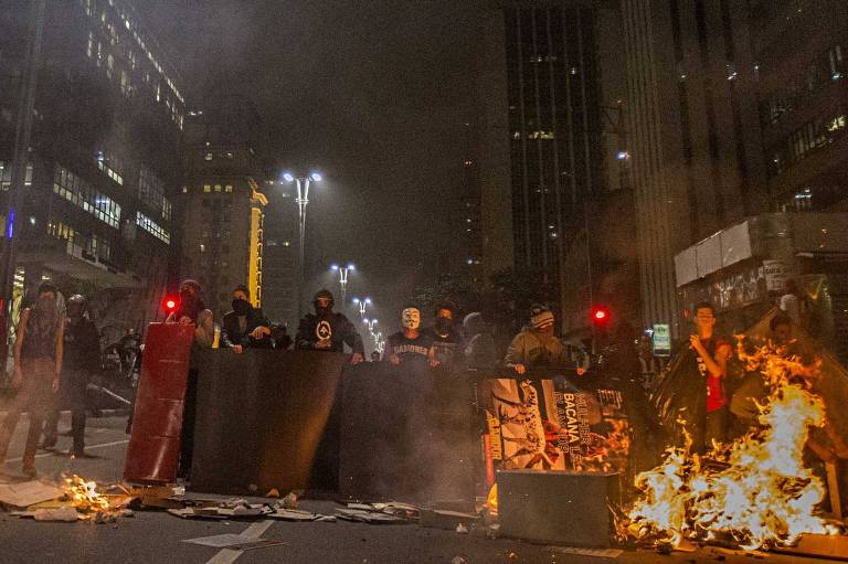 Manifestantes mascarados montam barricadas com fogo durante protesto contra o aumento da tarifa de ônibus, na avenida Paulista, em São Paulo