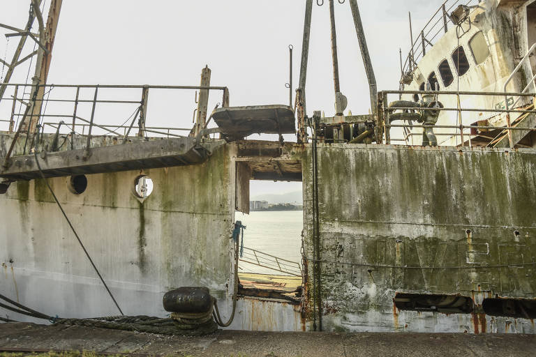Histórico navio W. Besnard sofre com abandono há 15 anos