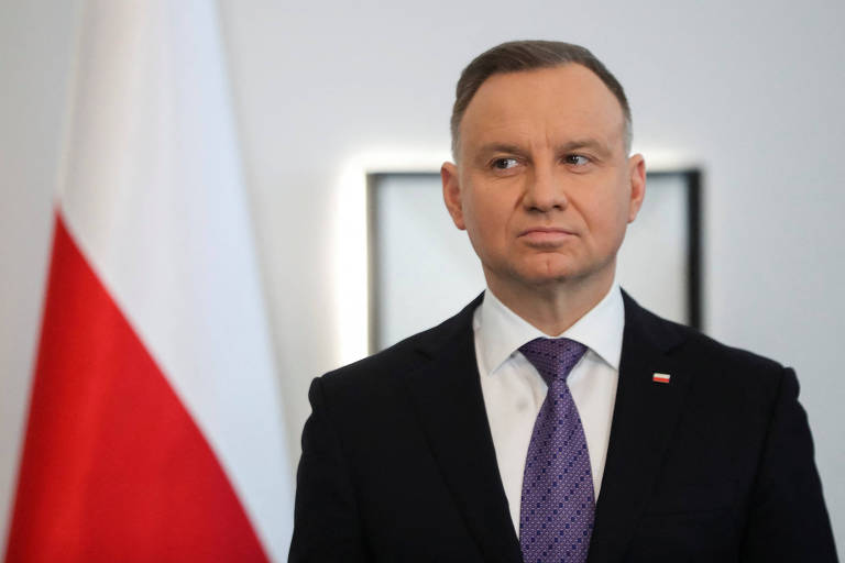 Presidente da Polônia recua de lei contra influência russa que ameaçava oposição