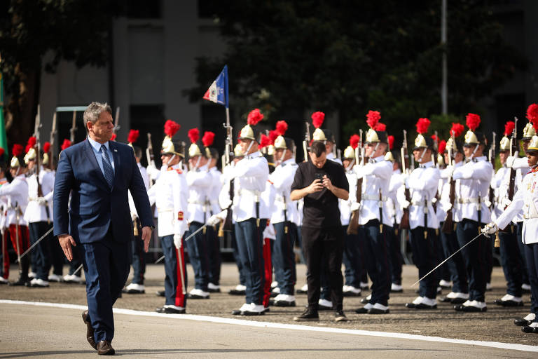Governador Tarcísio de Freitas cumprimenta oficiais em formatura na Academia da Polícia Militar do Barro Branco
