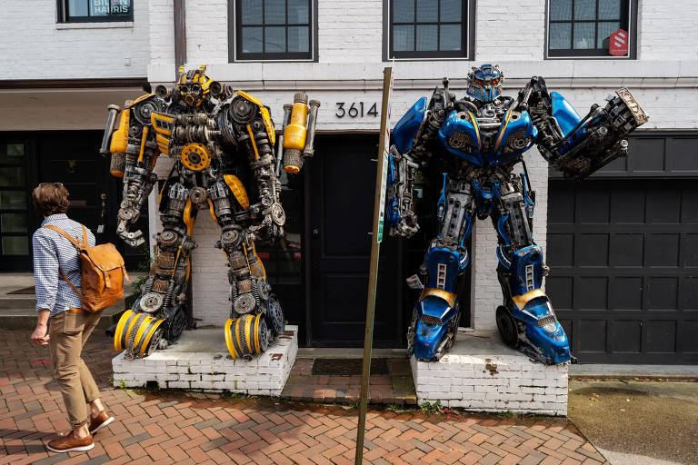 Quando os vizinhos não compartilham sua visão que envolve estátuas 'Transformers'