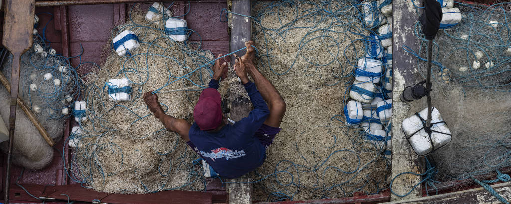 Pescador prepara suas redes de pesca na Vila de Ajuruteua, no município de Bragança (PA)