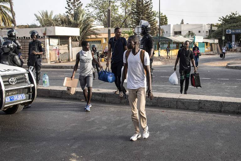 Protestos no Senegal geram violência após ordem de prisão de opositor político