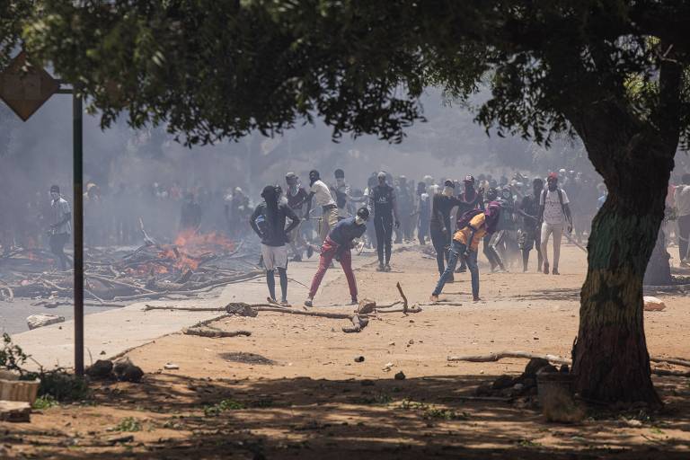 Protestos no Senegal geram violência após ordem de prisão de opositor político
