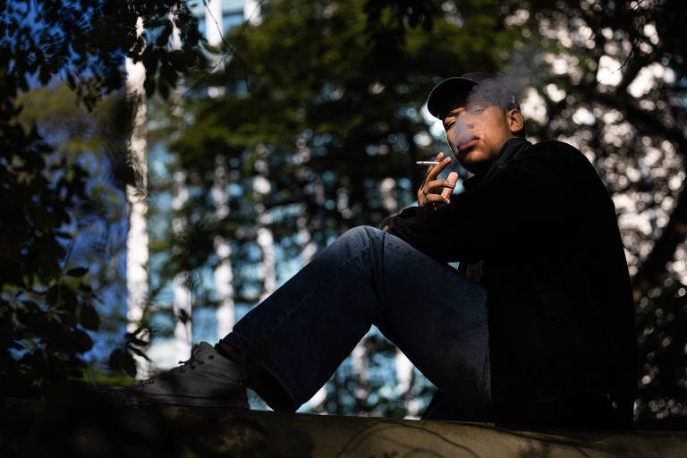 Geração Z fuma cigarro a despeito de campanhas antitabagistas