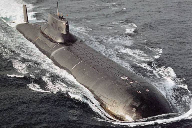 O submarino Arkhangelsk, da classe Typhoon, durante exercício em 2006