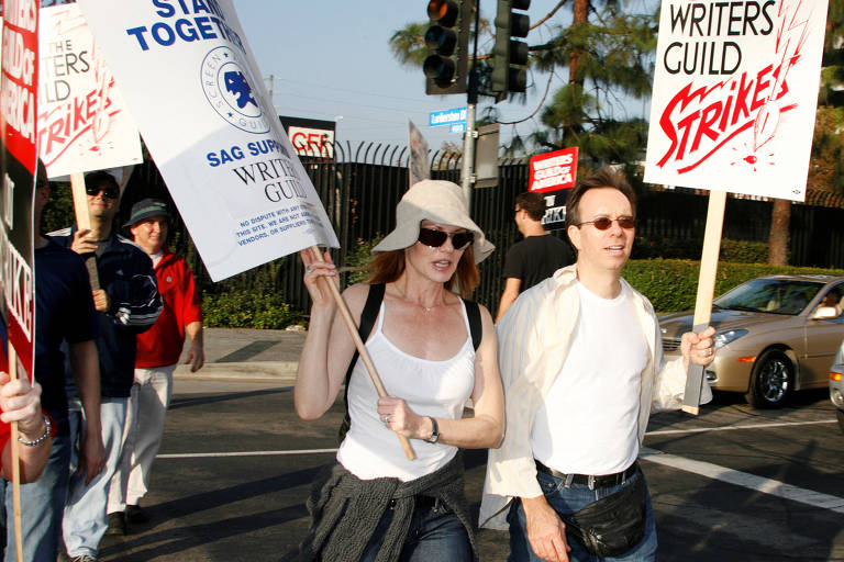 Veja imagens da greve de roteiristas em Hollywood