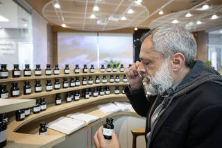 Retrato do perfumista  Cesar Veiga, 51, no centro de inovacao do  Grupo Boticario, uma das maiores fabricantes de cosmeticos e perfumes do pas
