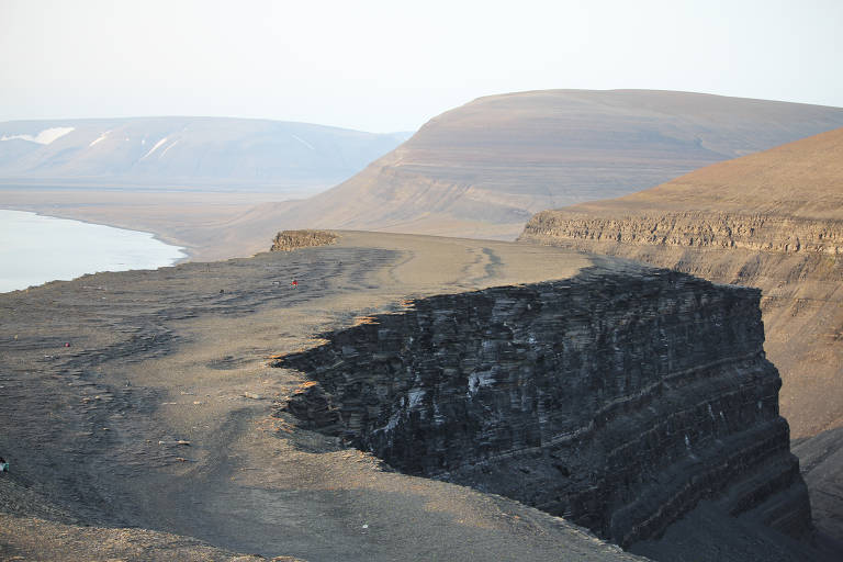 Planalto de Muen, na ilha de Edgeøya, onde foi encontrado o fóssil Oda. Cientistas conseguiram desvendar a identidade de um ictiossauro que havia sido reduzido a uma mistura bidimensional de ossos com o uso de raios-X