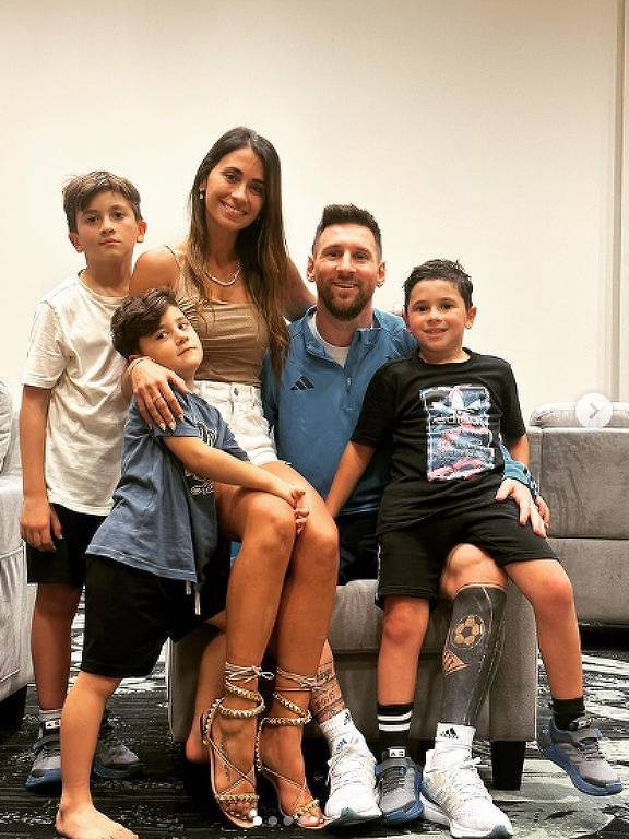 Messi posa com a esposa, Antonella, e seus três filhos no último dia de 2022