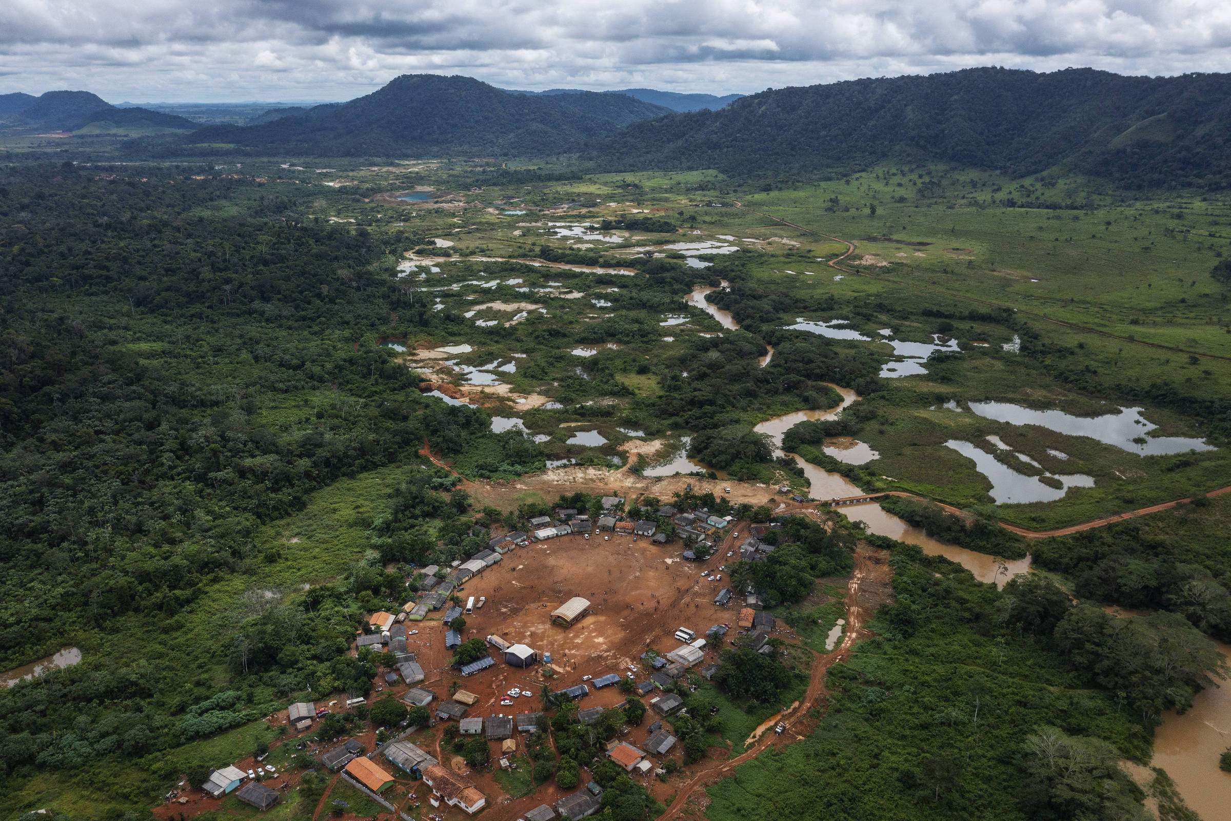 Vista aérea da aldeia com áreas abertas de garimpo muito próximas das casas da aldeia