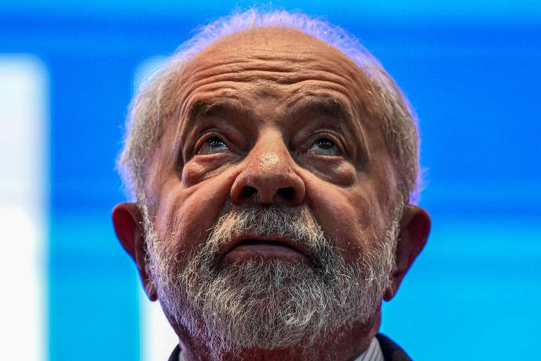 Imagem mostra rosto de Lula, que está olhando para cima.