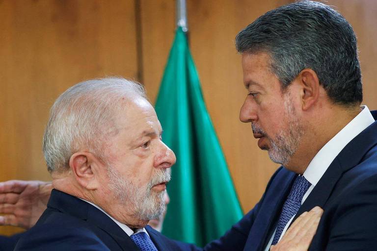 Presidente Lula e presidente da Câmara, Arthur Lira (PP-AL), se cumprimentam, em foto de janeiro