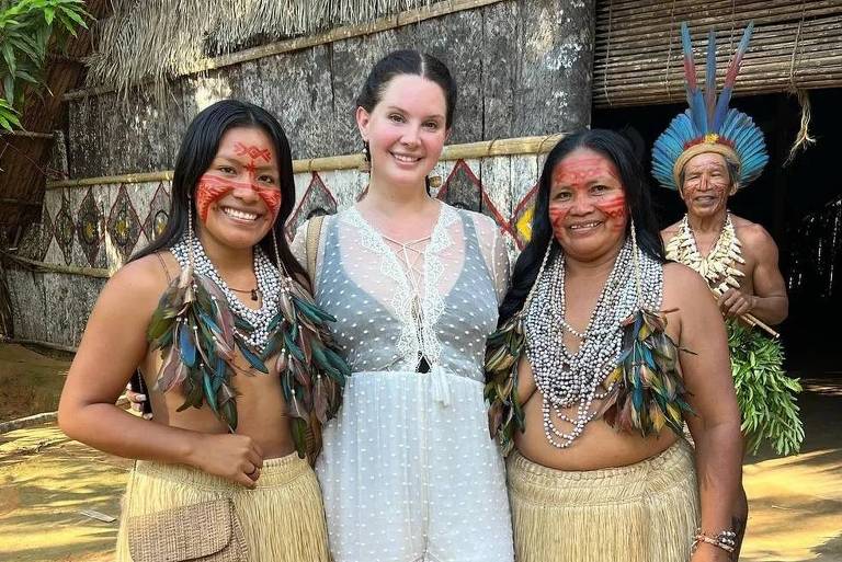 Antes do Mita, Lana del Rey dança em vila indígena em viagem pela Amazônia