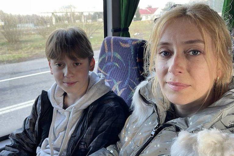 Danylo e a mãe Alla em um ônibus