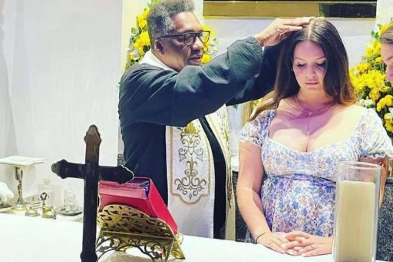 Cantora Lana del Rey sendo abençoada por um padre em capela no Rio de Janeiro