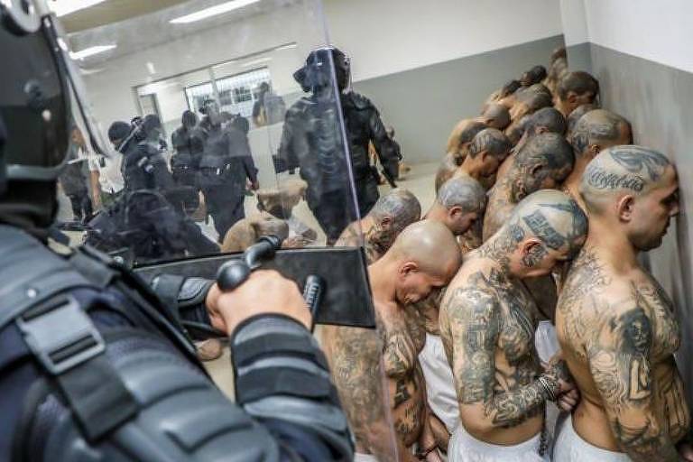 'Eletrocutados de joelhos': os duros relatos das prisões em massa decretadas em El Salvador