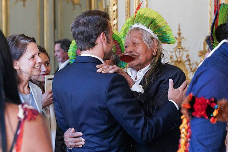 Macron encontra Raoni após derrotas de indígenas no Brasil